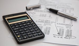 O valor aduaneiro será considerado a quantidade de energia elétrica efetivamente quantificada ou a potência colocada à disposição do importador no caso de cláusula de obrigação mínima.Fonte da imagem: Pixabay.